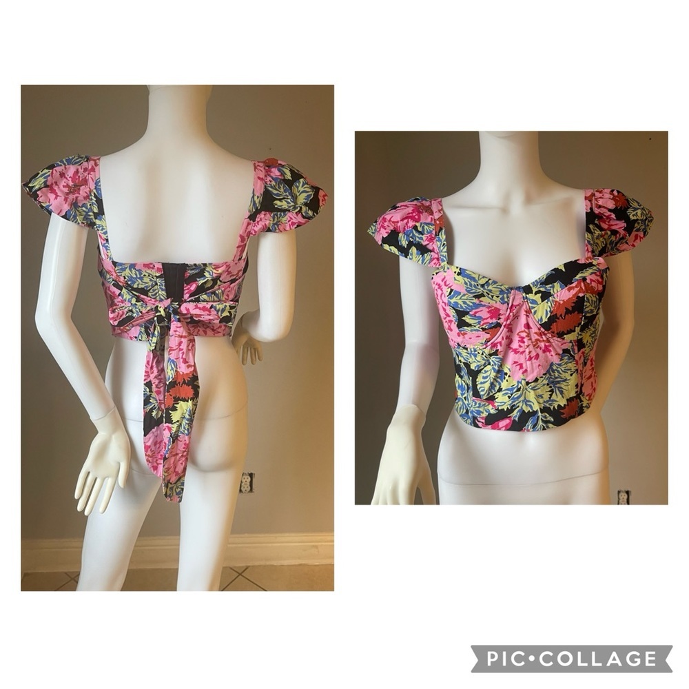 New Women’s floral corset top
Size Small
New with tags
Straps are tied